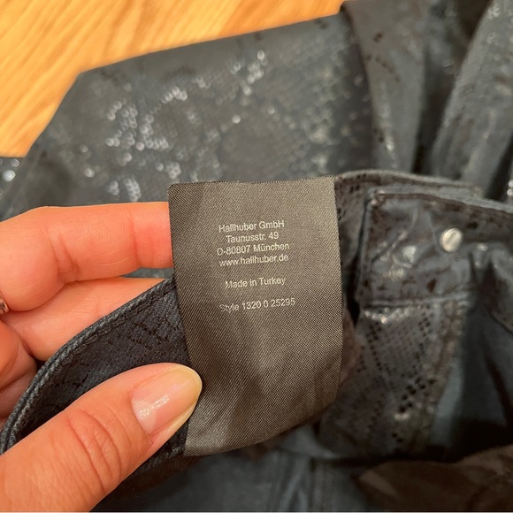 Hallhuber coated Dark Green Snakeskin animal print pants, size IT 38/US 2 or S - Picture 10 of 14